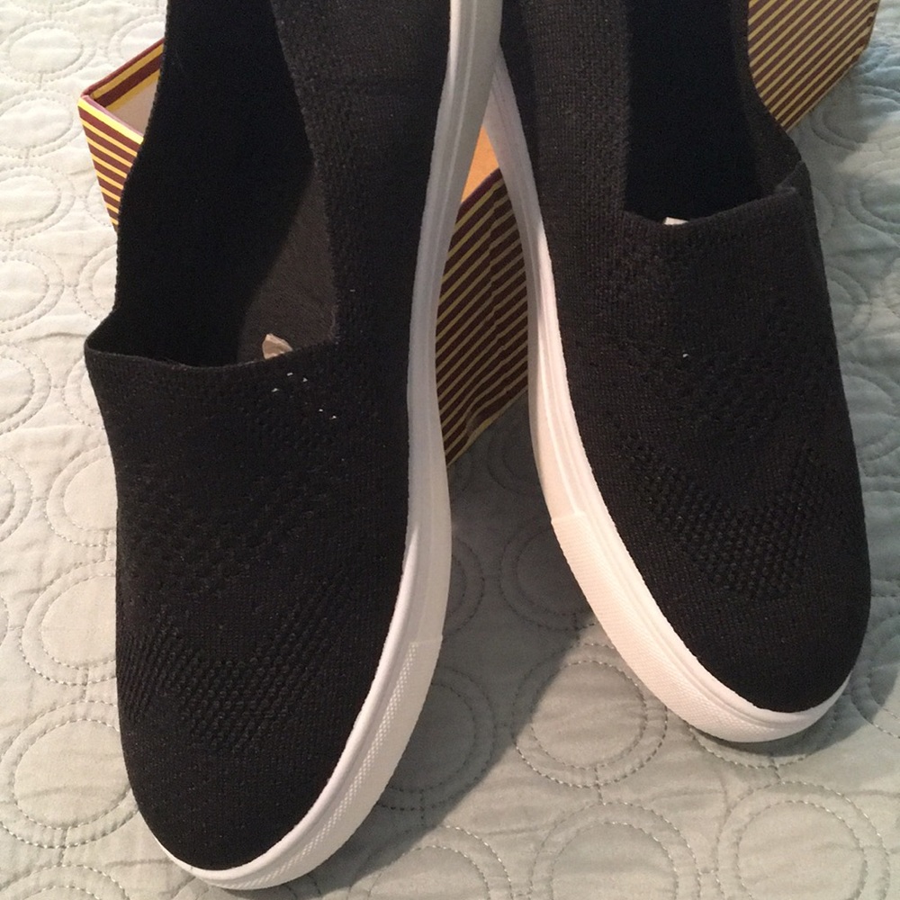 Black ladies slide on tennis shoe